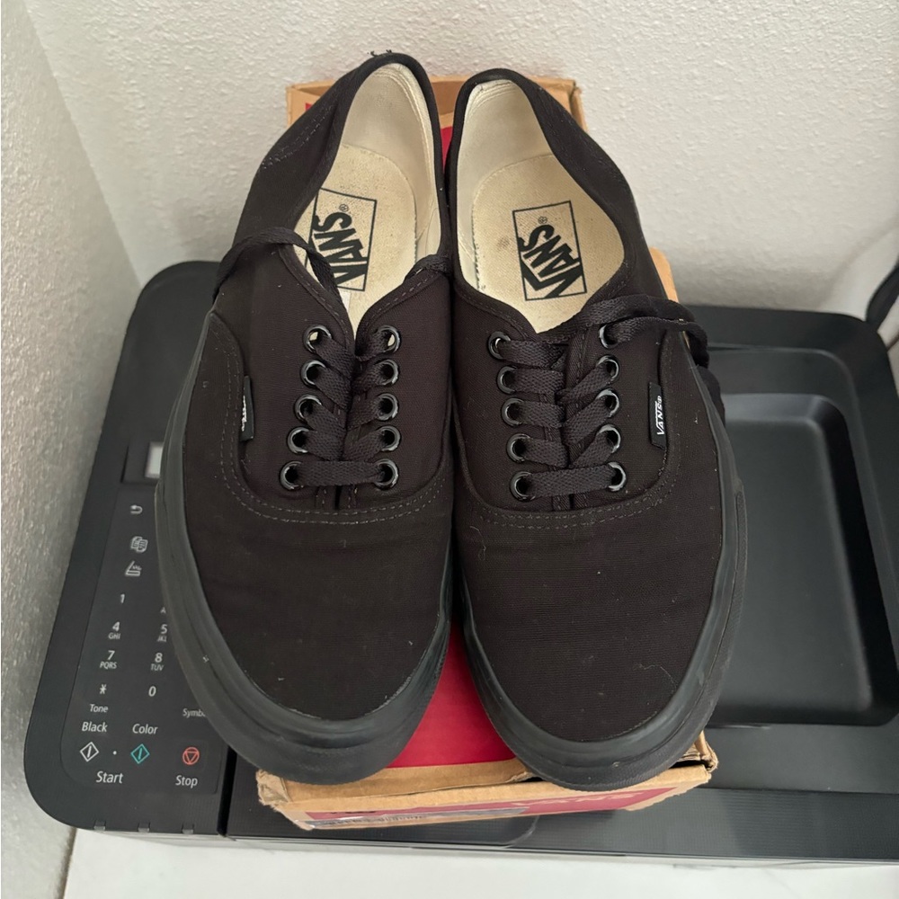 Black low top vans unisex